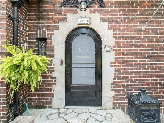 2nd image of 1414 E Lasalle Ave