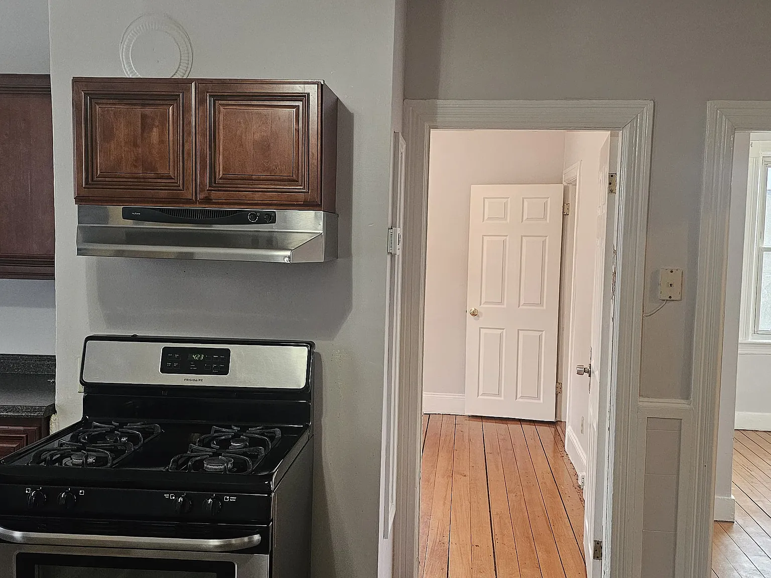 2 bed, 900 sqft, $1,600 — Photo 2