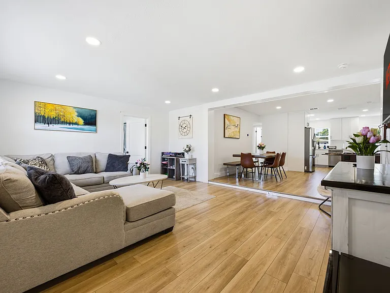 4310 W Carmen St — Photo 2