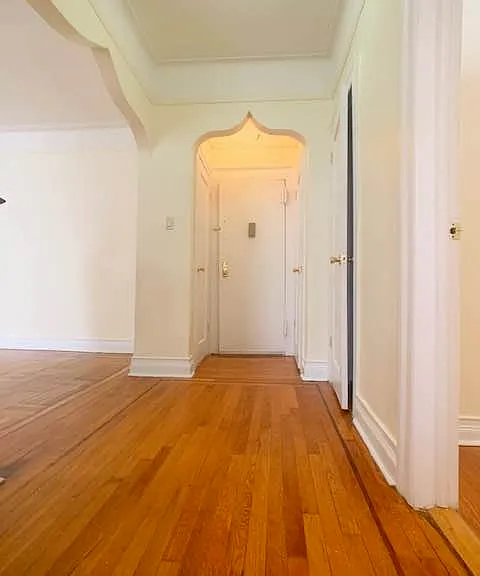 111 E 21st St #4 — Photo 3