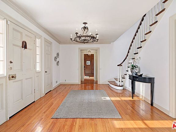 3rd image of 446 N Barrington Ave