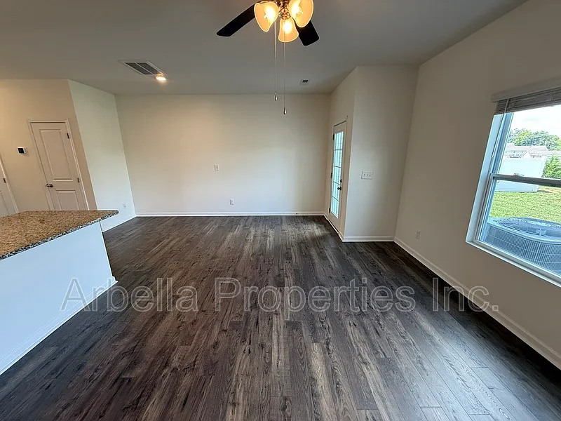 3 bed, 2.5 bath, 1669 sqft, $1,850 — Photo 4