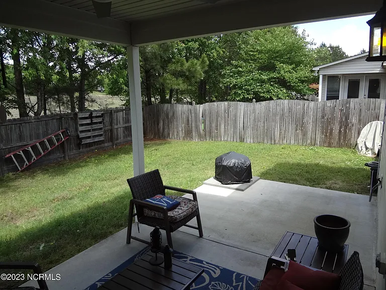 205 S Pointe Dr #B — Photo 6