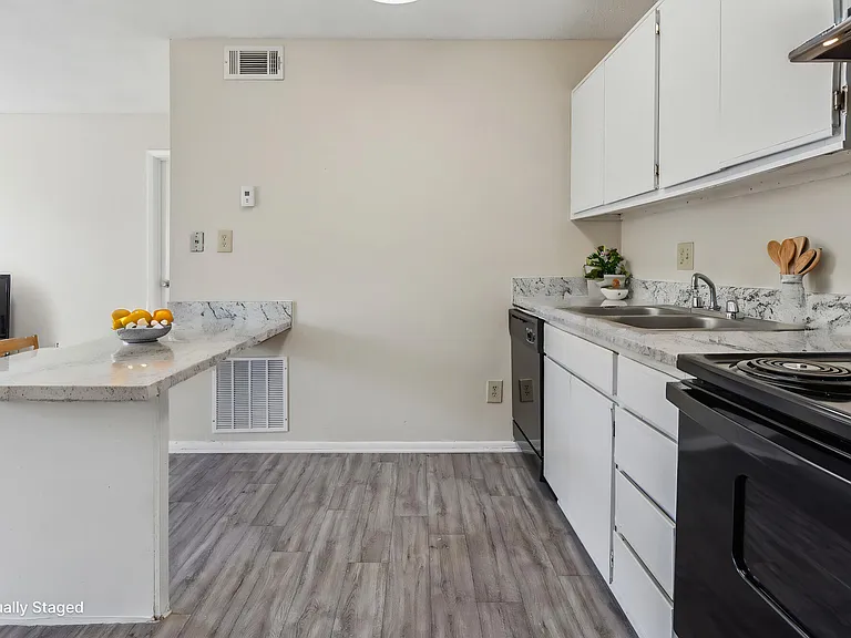 Springtree Apartments — Photo 8