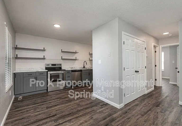 1147 E Elm St #9 — Photo 4