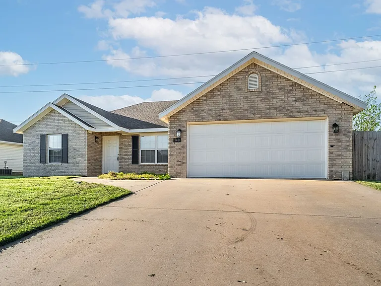 740 Dogwood St — Photo 2