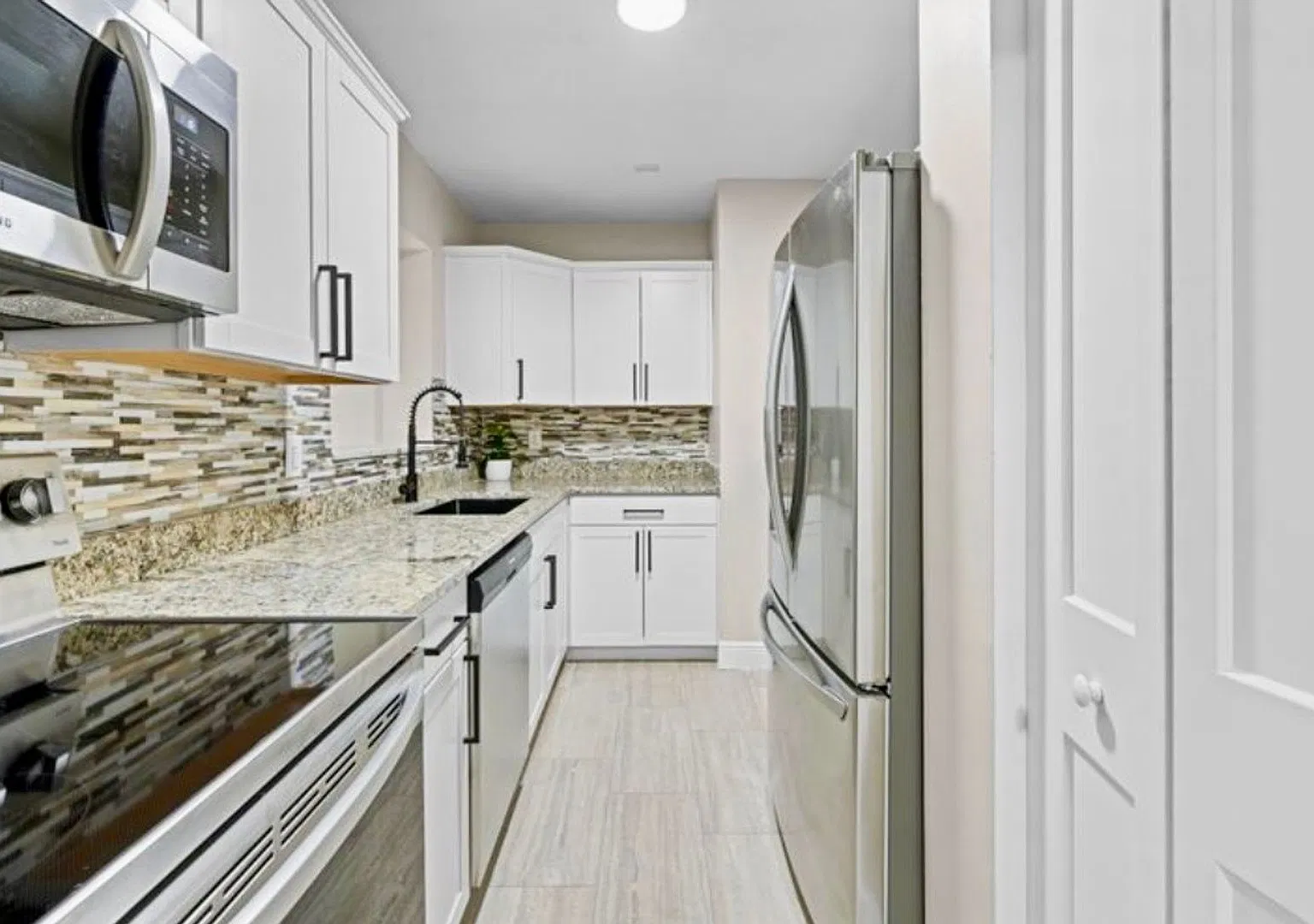Updated 2 bedroom 1 bath with a Bonus Room — Photo 4