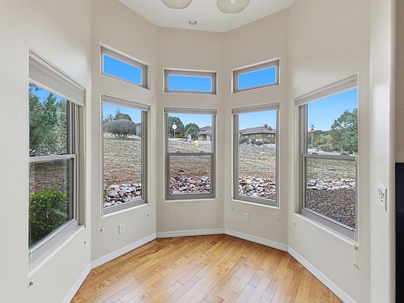 5th image of 13 N Woodridge Cir