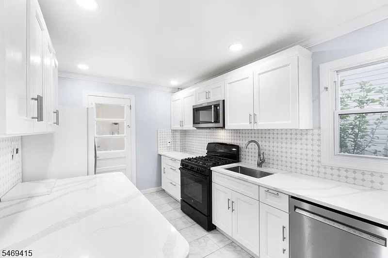3 bed, 1.0 bath, $2,950 — Photo 2
