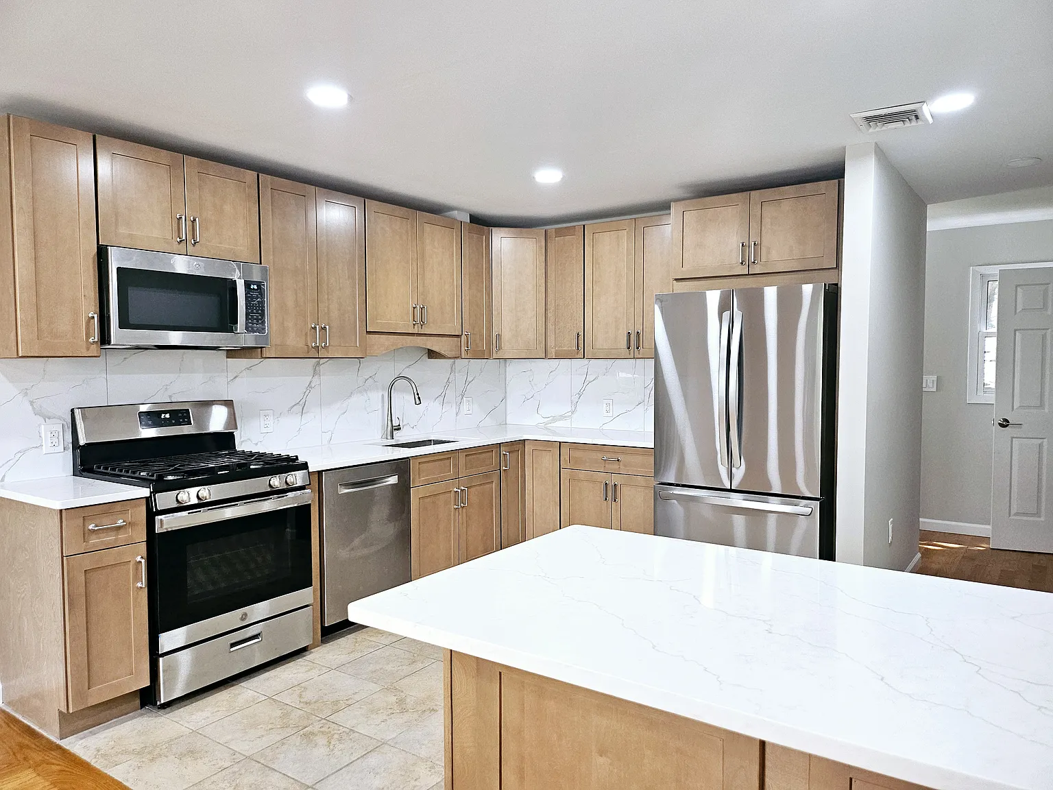3 bed, 2.5 bath, 1750 sqft, $4,800 — Photo 4