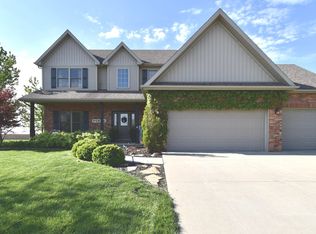 3915 Baywood Rd, Bloomington, IL 61705