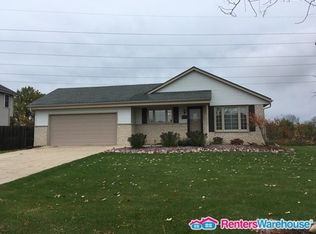 8640 S Maize Dr, Oak Creek, WI 53154