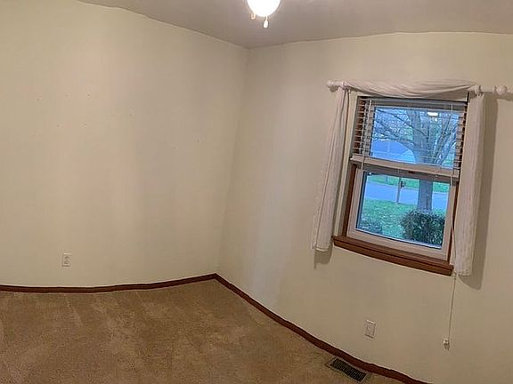 4th image of 107 Surrey Ln