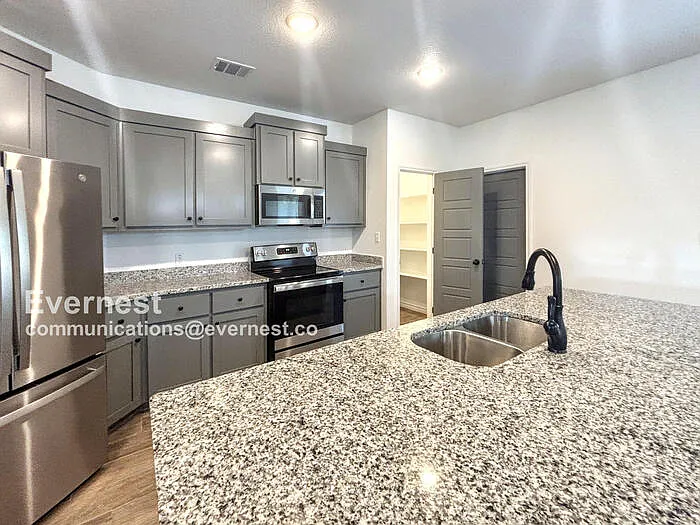 2123 Hornbeam St — Photo 6