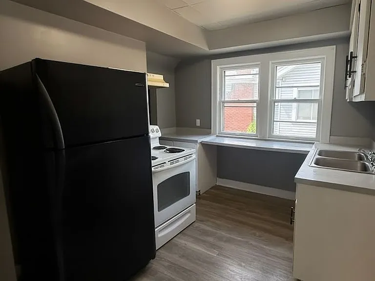 1035 Berwin St — Photo 7