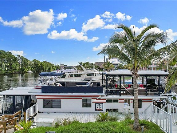 3rd image of 290 Marine Harbor Dr