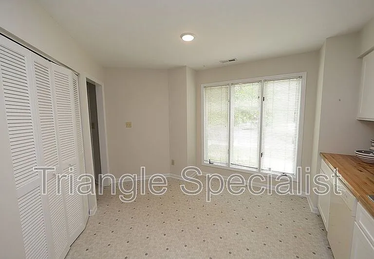 112 Mossbark Ln — Photo 6