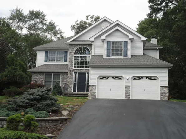 285 Fringe Dr, East Stroudsburg, PA 18302