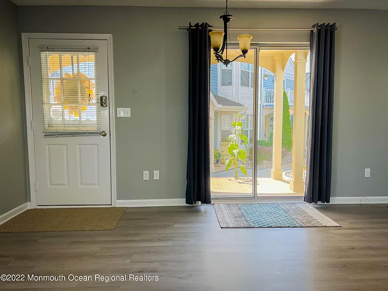 313 Tulip Ln — Photo 6