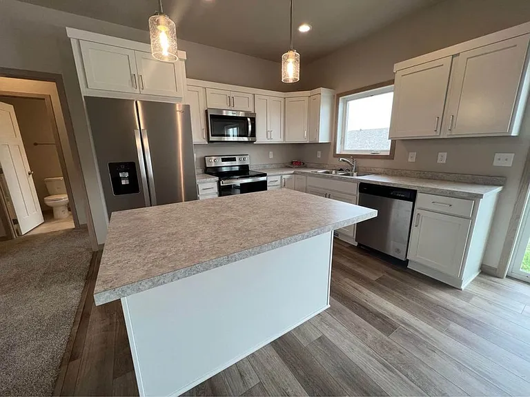 1512 Keystone Cir NE — Photo 1