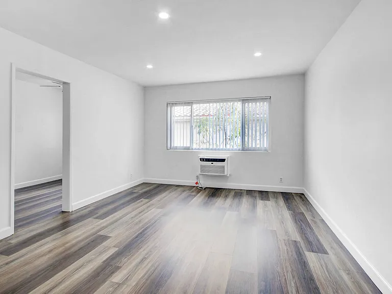 Country Club Apartments — Photo 4