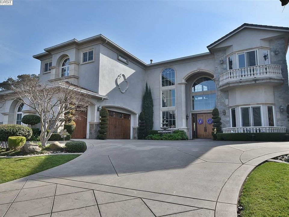 2nd image of 4738 Saint Andrews Dr