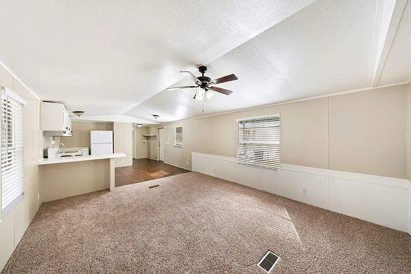 3 bed, 2.0 bath, 1216 sqft, $1,399 — Photo 2