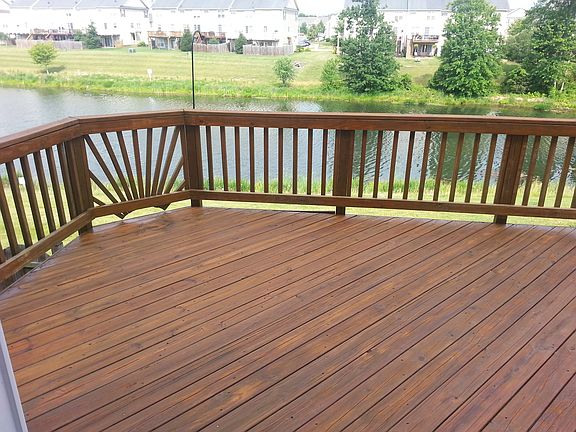 Spacious Lake Front Deck (L)