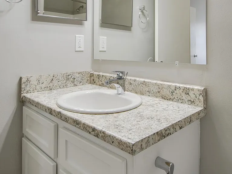 Hillhurst Apartments — Photo 24
