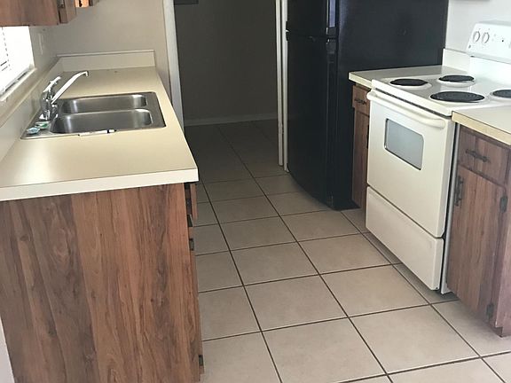 5th image of 1403 Crystal Ct #B