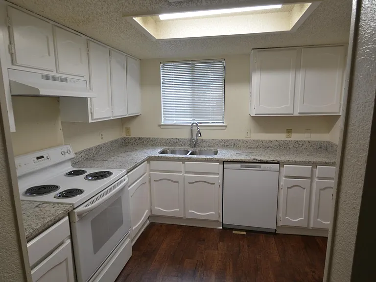 606 Starlinda Ct #B — Photo 2