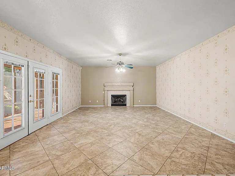 1722 E Samuel Dr — Photo 15