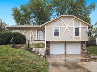 8702 Linda Ln, Pleasant Valley, MO 64068