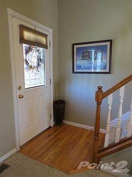 <b><em>HARDWOOD ENTRY W/LEADED & BEVELED FRONT DOOR!</b></em>