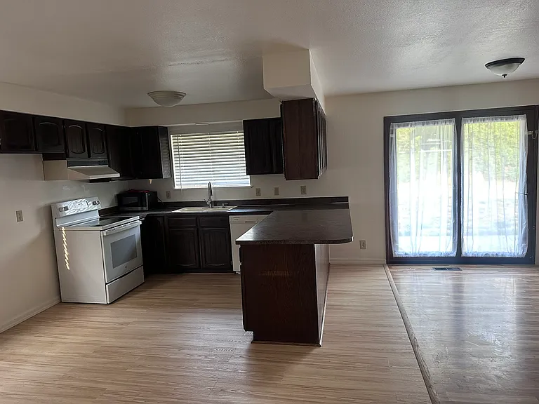 1833 Fern Ave — Photo 3