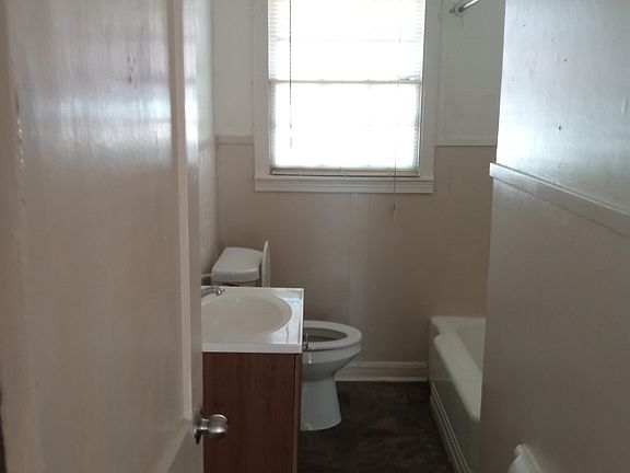 3rd image of 252 W 76th St