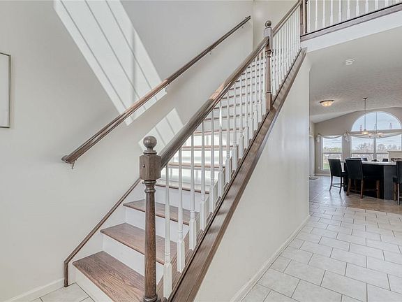 4th image of 10 Club House Dr