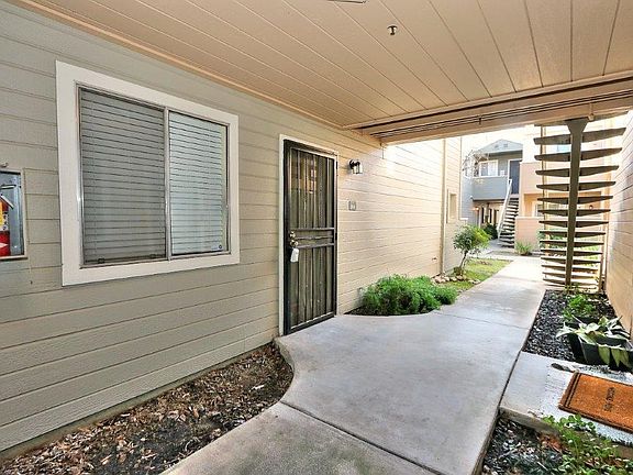 3rd image of 1019 Dornajo Way APT 104