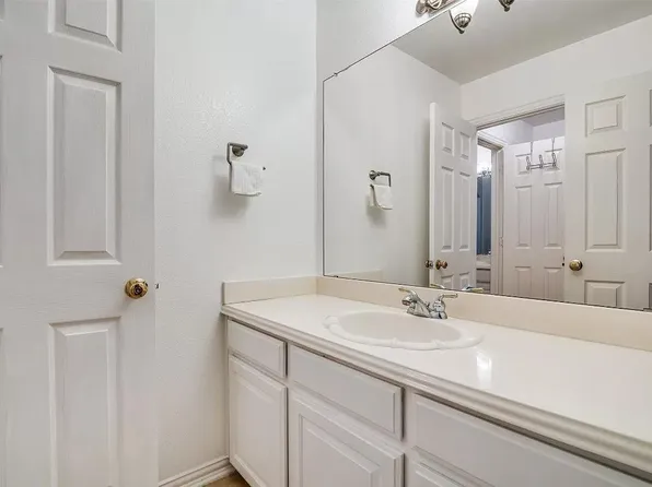 606 Green Apple Dr, Garland, TX 75044