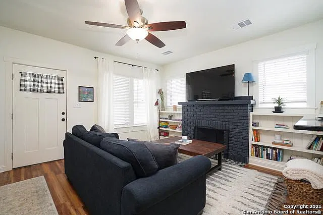 2 bed, 1060 sqft, $1,350 — Photo 3