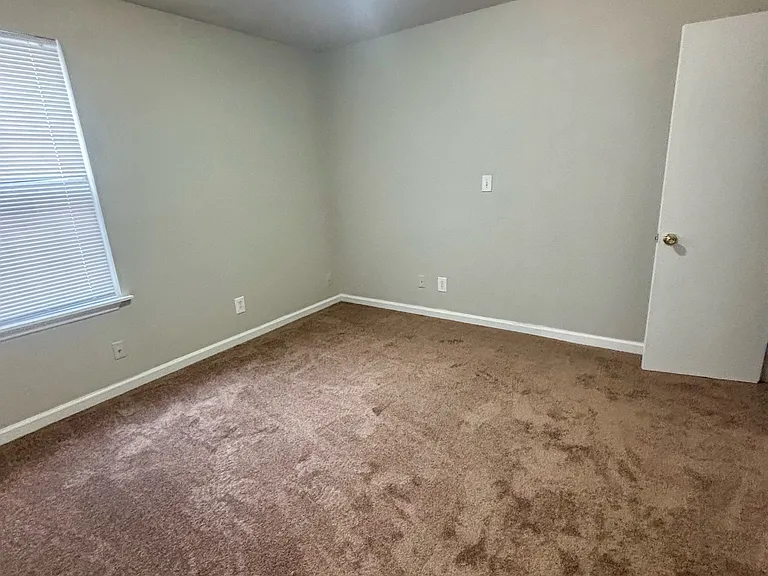 910 W Whitney Ave — Photo 8