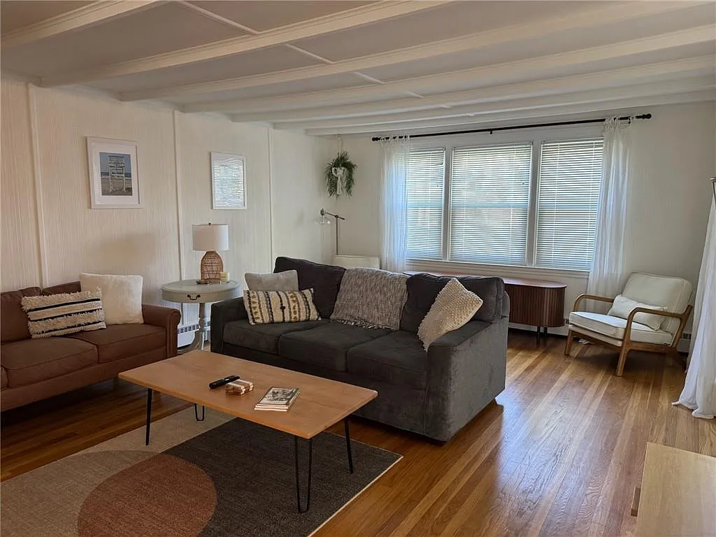 3 bed, 2.0 bath, 1381 sqft, $3,200 — Photo 3