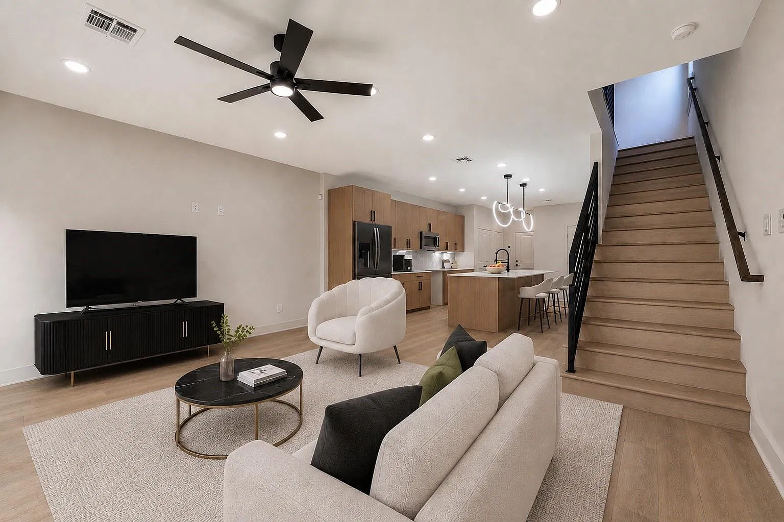 3 bed, 2.5 bath, 3276 sqft, $2,500 — Photo 3