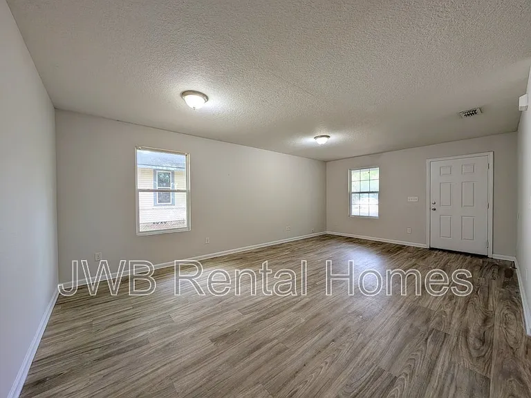 3352 Dillon St — Photo 4