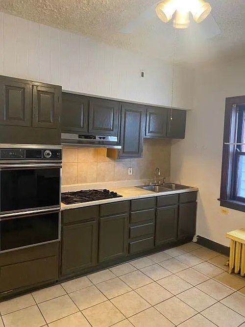3 bed, 1000 sqft, $1,900 — Photo 3