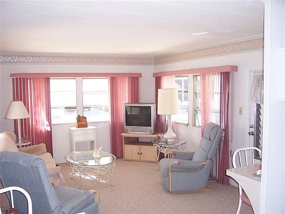 3rd image of 8 Shoreland Dr