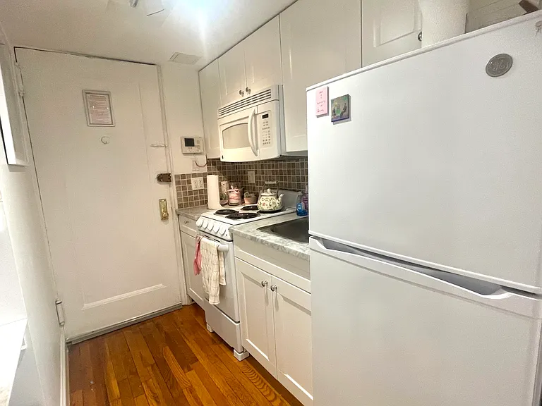 210 W 16th St #4D — Photo 3