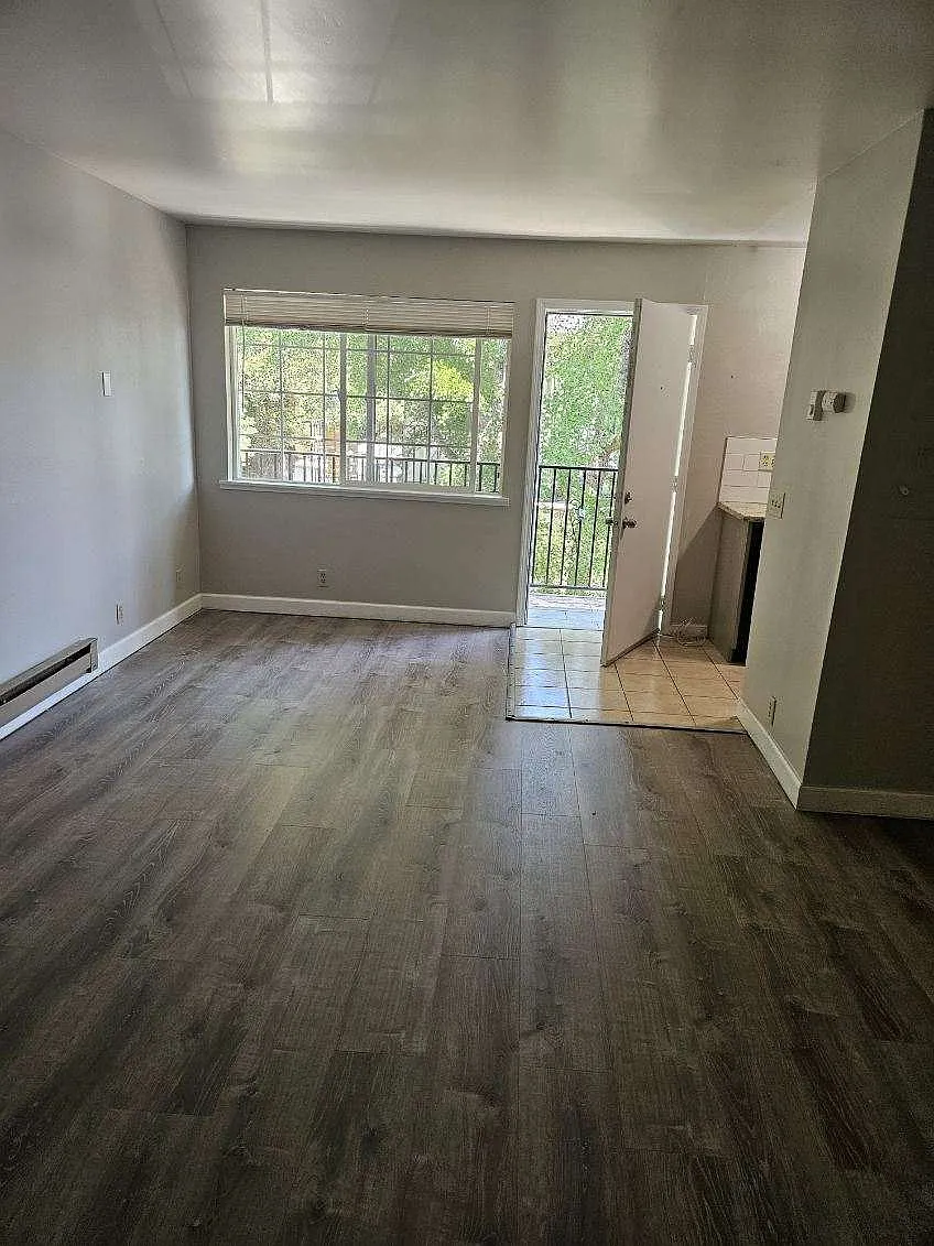 2 bed, 1.5 bath, 800 sqft, $2,700 — Photo 2