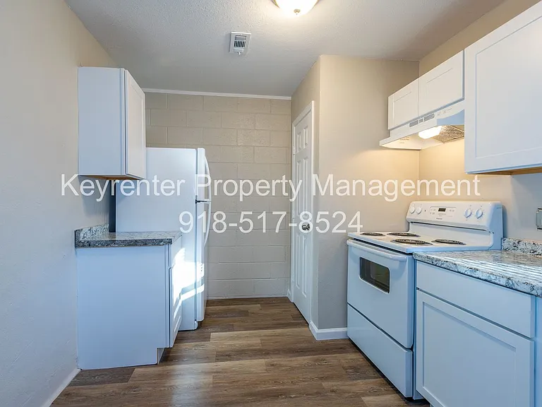 N Lewis Pl Triplex — Photo 11