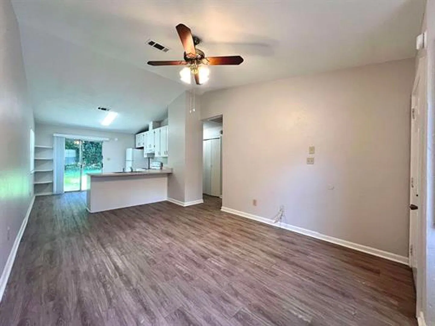 Spacious Townhome Off The Parkway — Photo 4